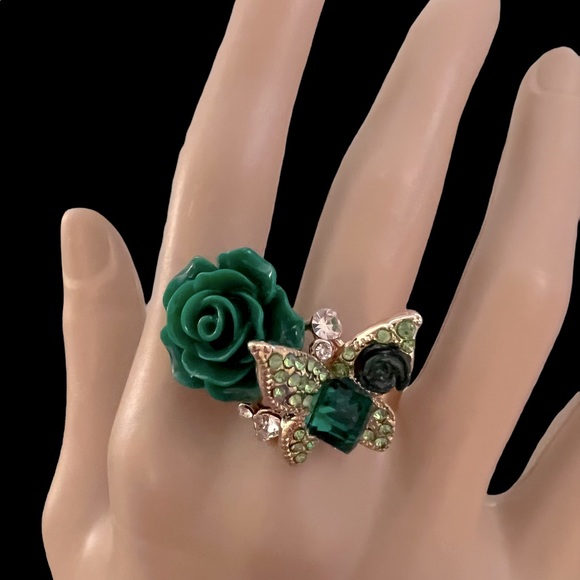 GREEN RESIN ROSE WITH CRYSTAL EMBELLISHED BUTTERFLY RING- - Picture 11 of 14